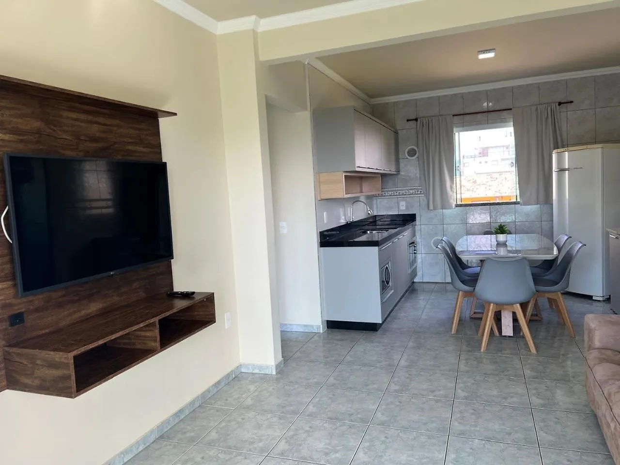 Aprecie Mariscal Nesta Hospedagem A 150 M Do Mar - V4 Bombinhas